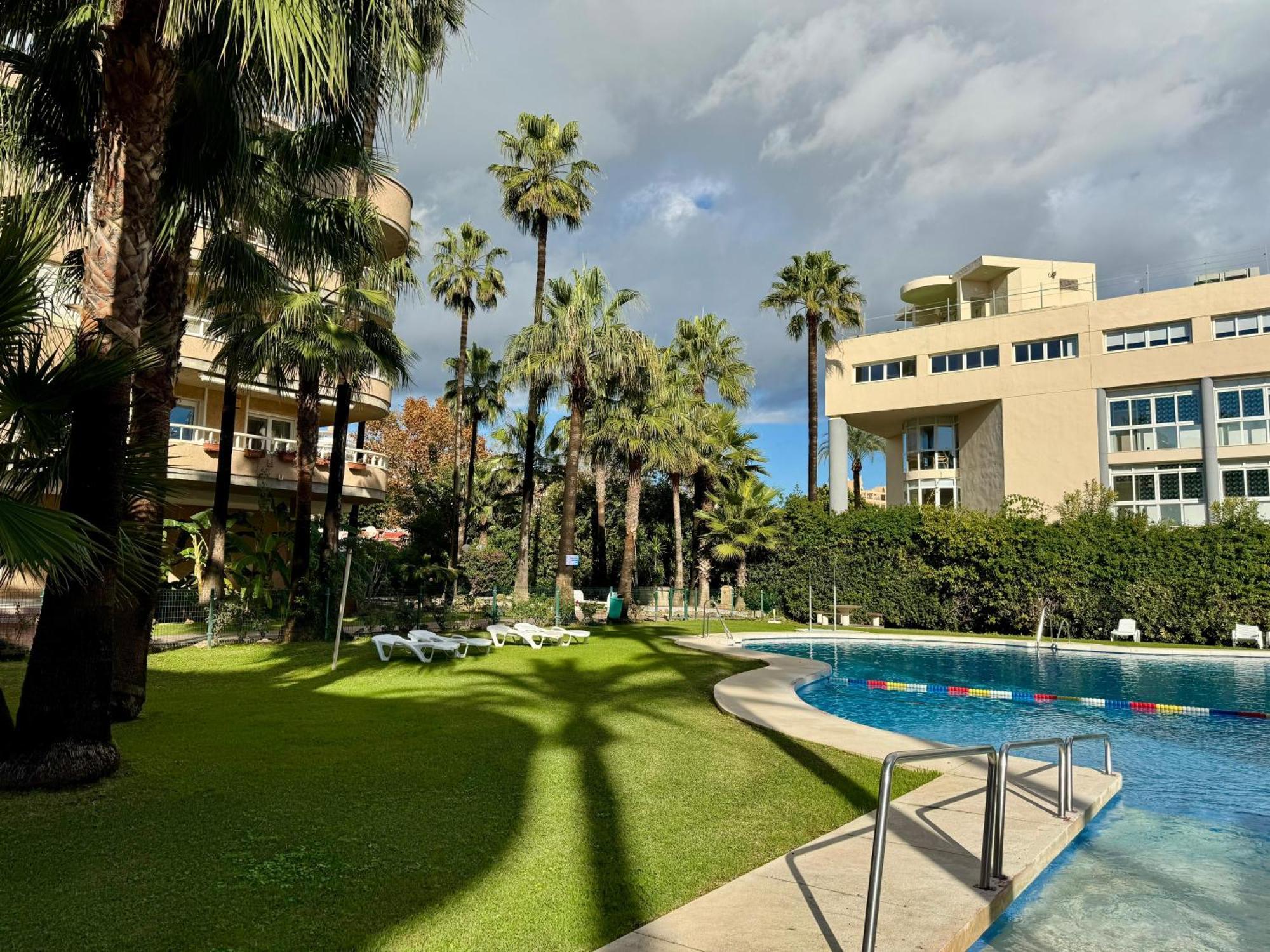 Carihuela En Primera Linea De Playa Con Vistas Y Garaje! C Torremolinos