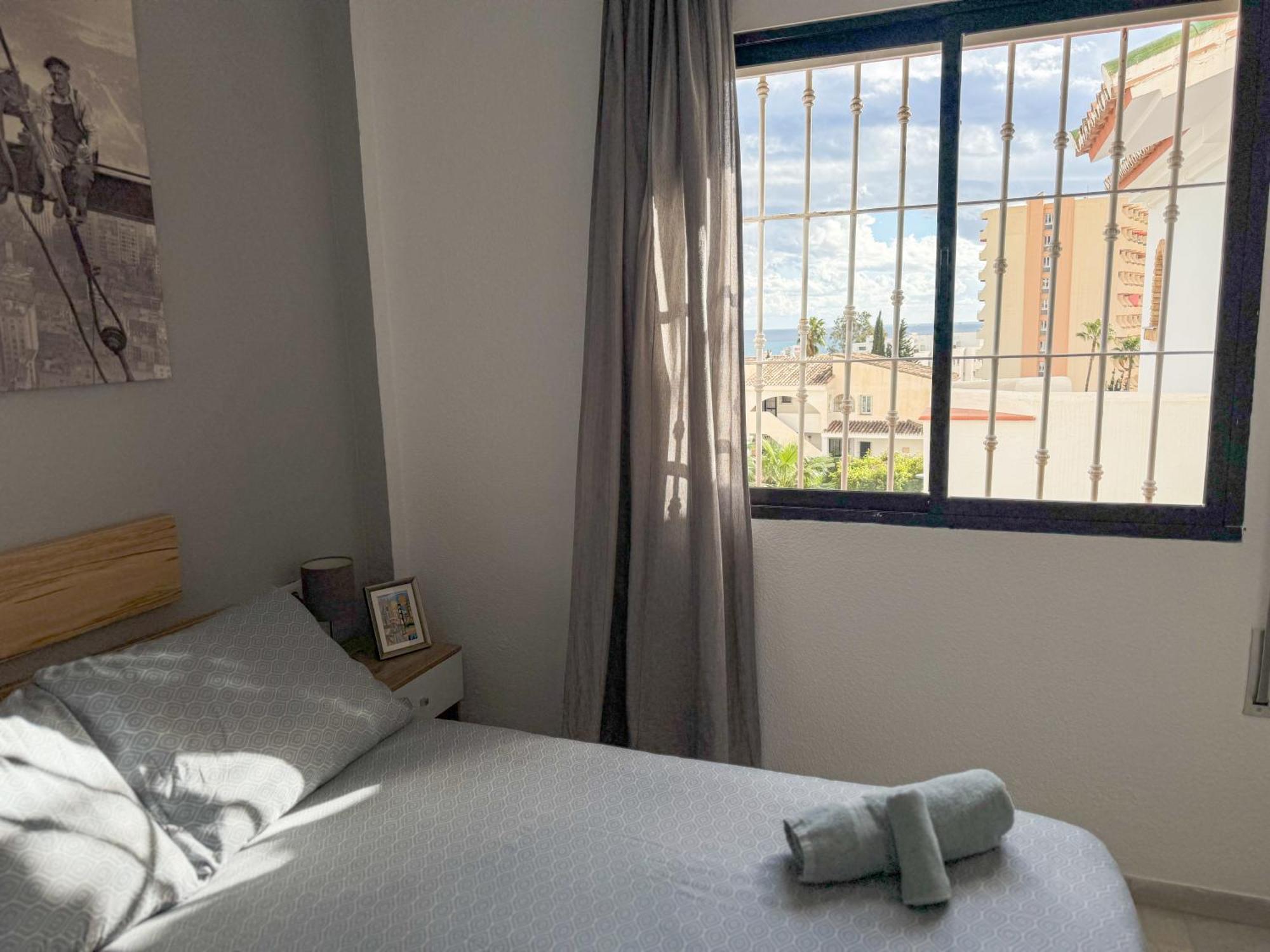 One Bed Apt, Terrace, Sea And Pool View, Walk To * Torremolinos