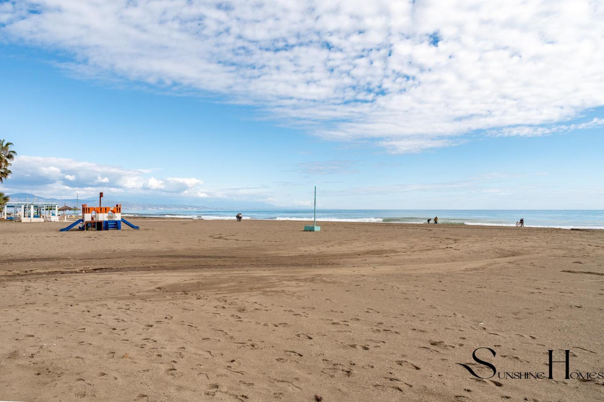 50 Meters From The Beach, 1 Bedroom With Parking *