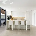 Vivi Homes - Rembrandt Pool, Sauna, Gym & Sea View