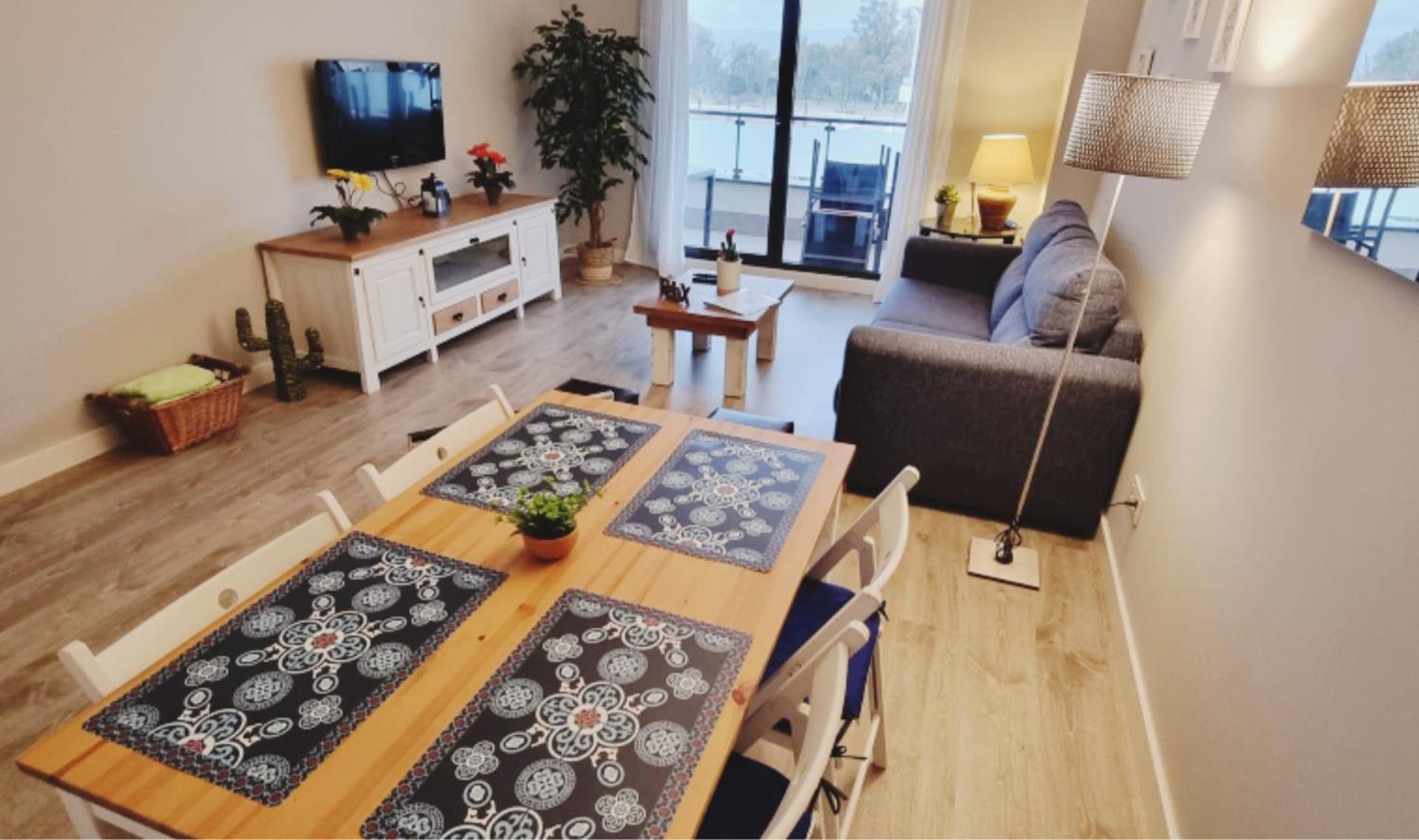 Apartment Excellent Location- Beach, Pool, Telework, 2 Bikes, Parking & Wifi Gratis At 