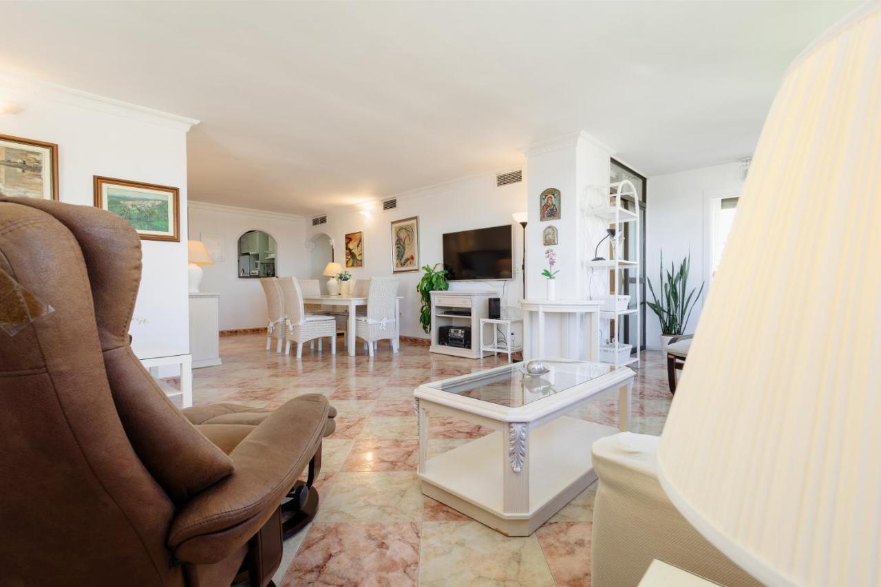 Apartamento Beachfront With Stunning Views In *