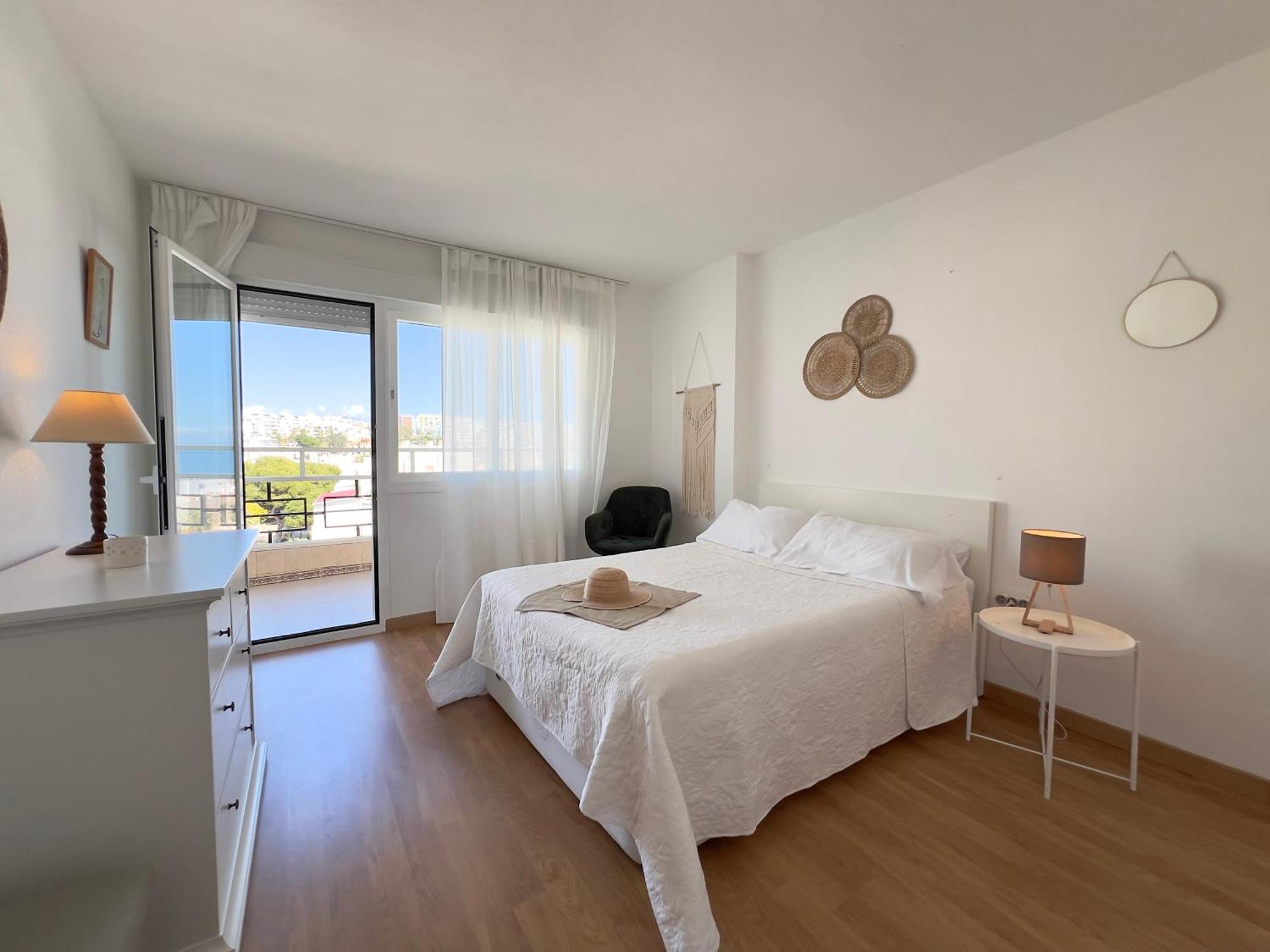 En Carihuela Con Vistas Y Plaza De Garaje, Nucleo Cristal Torremolinos