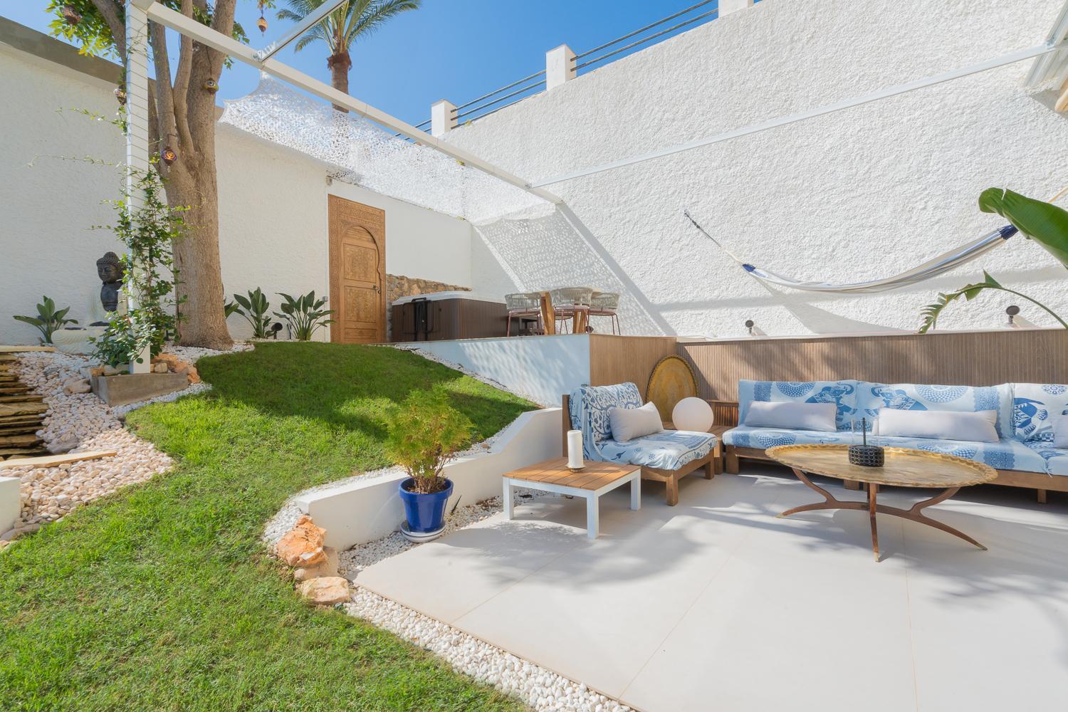 Private 250sqm Garden Duplex, Jacuzzi, Cinema, Sea View Escape Apartamento