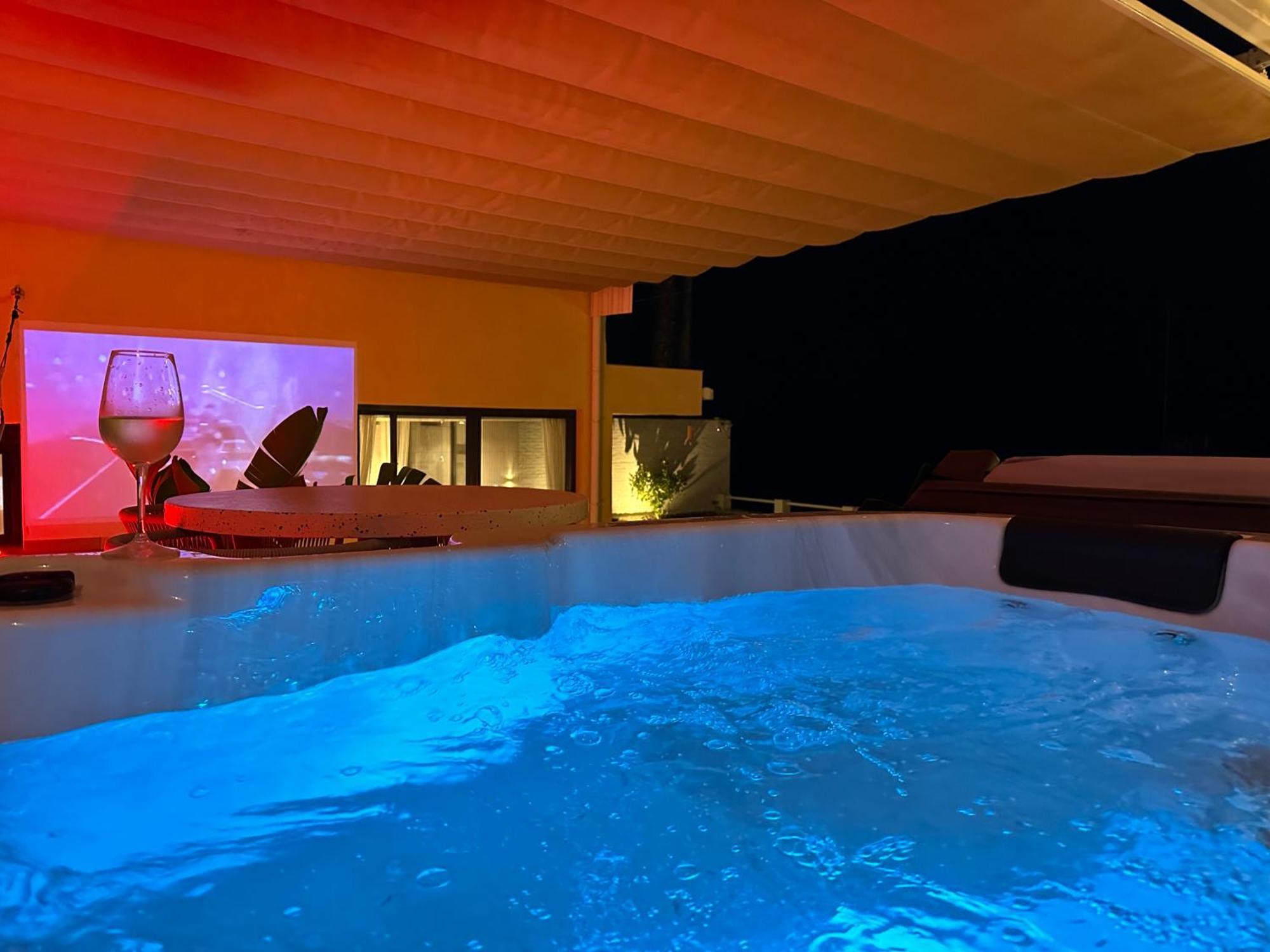 Private 250sqm Garden Duplex, Jacuzzi, Cinema, Sea View Escape Apartamento *