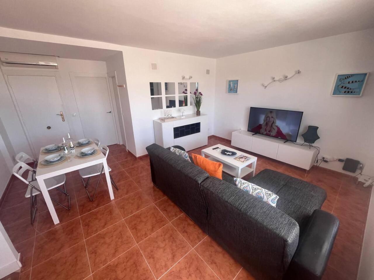 Apartamento Lidia Planta 1, La Carihuela 1ª Linea Playa, Vistas Mar, 1 Dormitorio, 52 M2, 1-3 Huesped, Amplio Balcon, Wifi