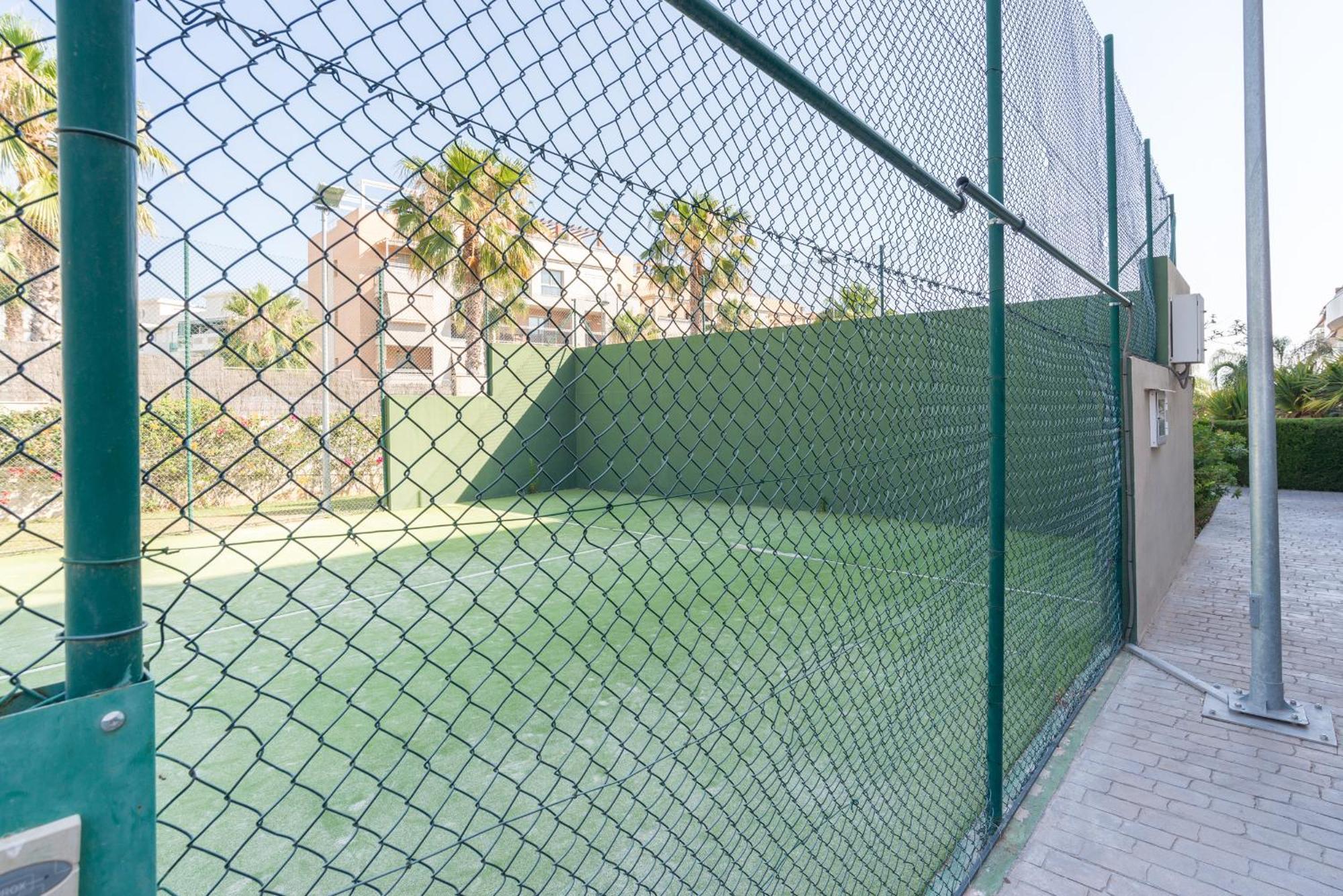 Hill With Terrace, Parking, Pool & Paddle Court Apartment *