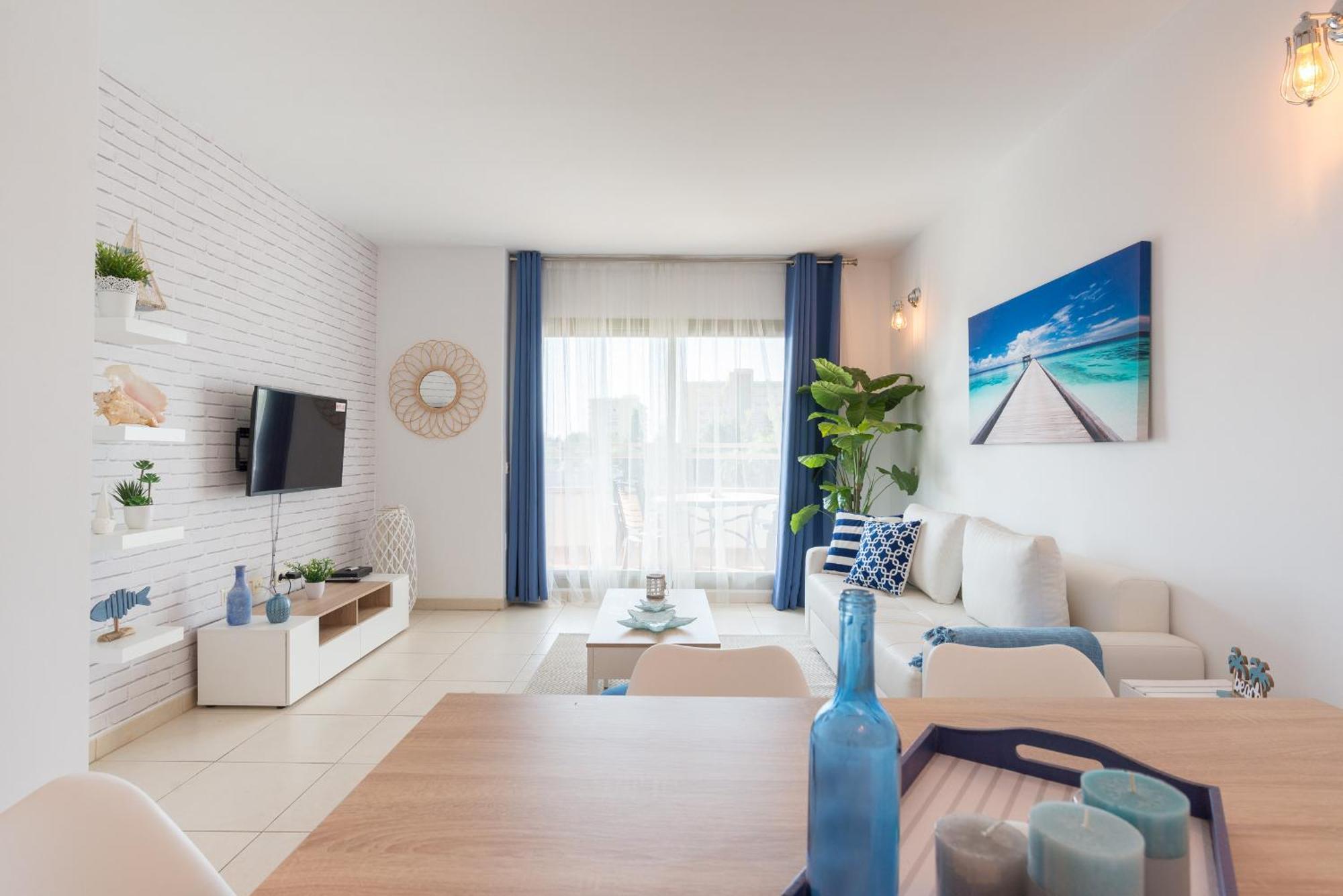 Hill With Terrace, Parking, Pool & Paddle Court Apartment *