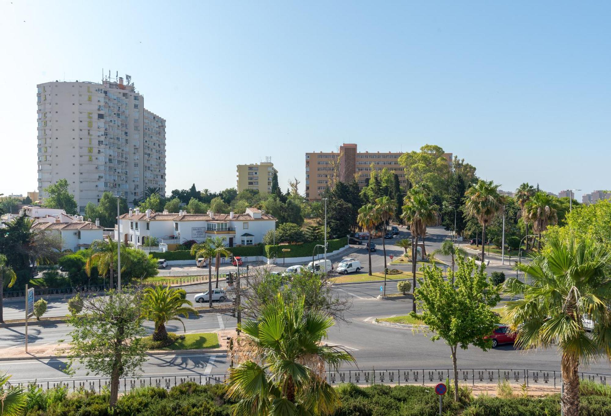 Hill With Terrace, Parking, Pool & Paddle Court Apartment
