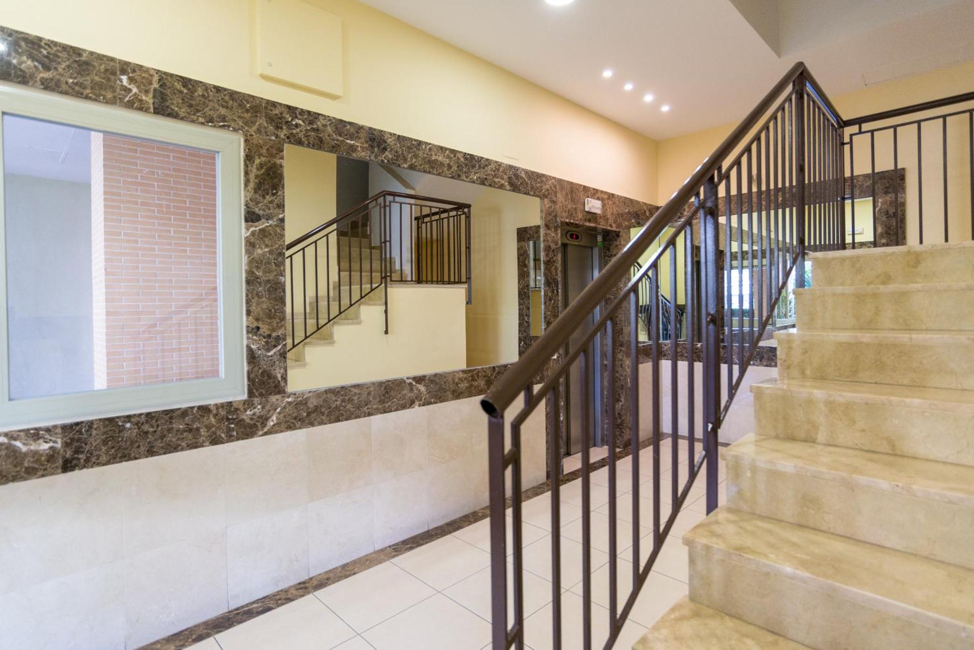 Apartment Hill With Terrace, Parking, Pool & Paddle Court