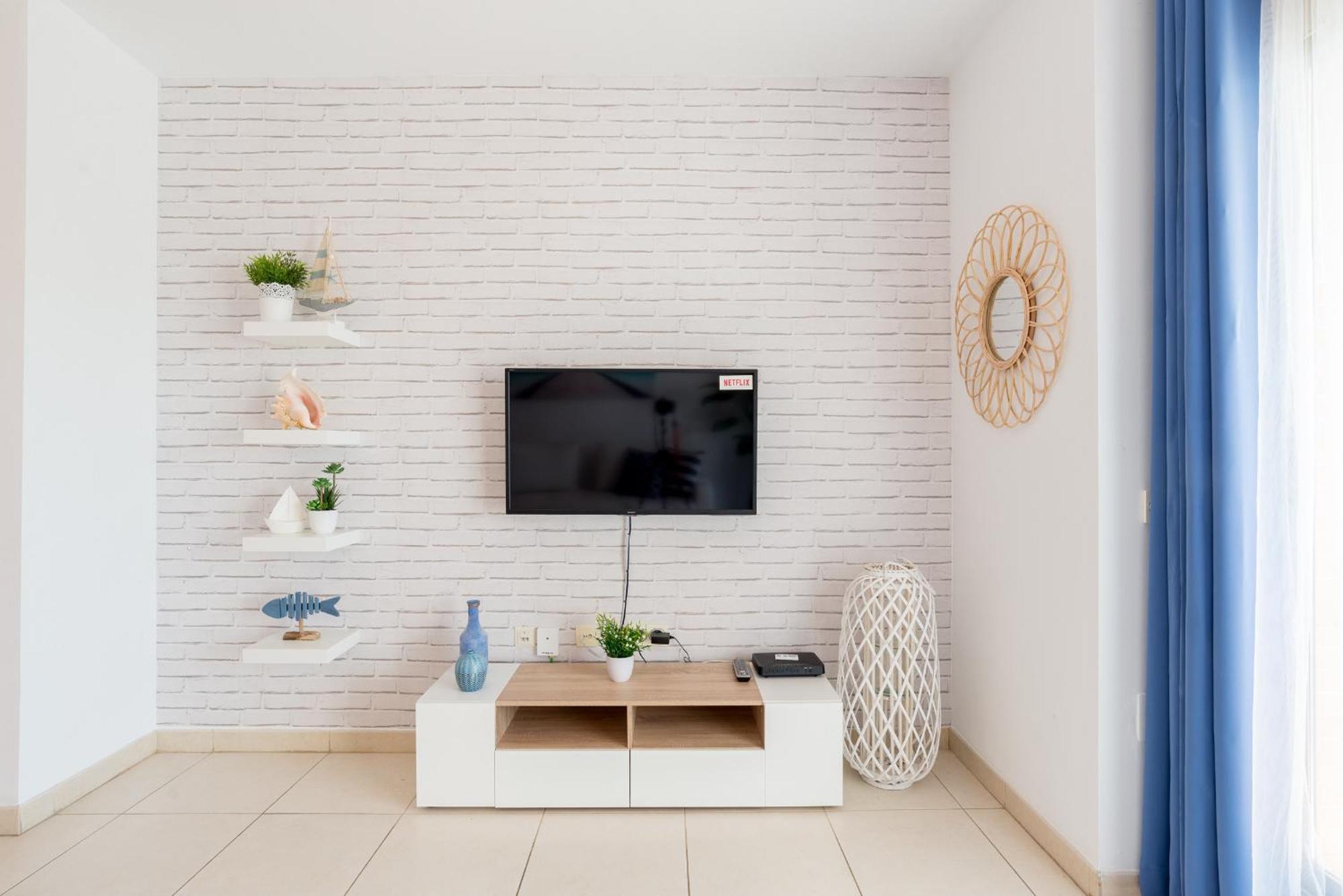 Hill With Terrace, Parking, Pool & Paddle Court Apartment *