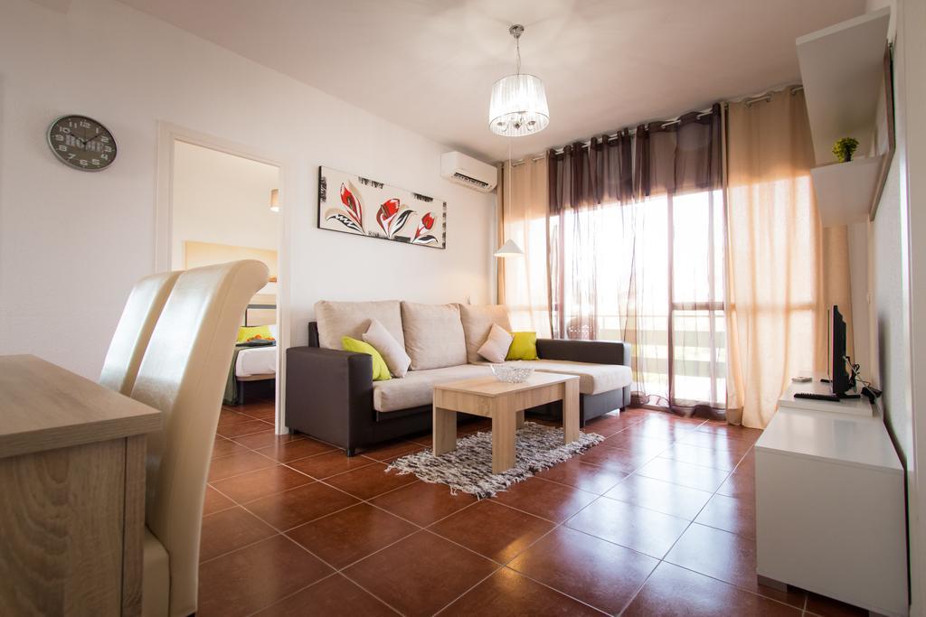 Holidays2torremolinos De 3 Con Terraza Y Piscina Comunitaria Apartment *