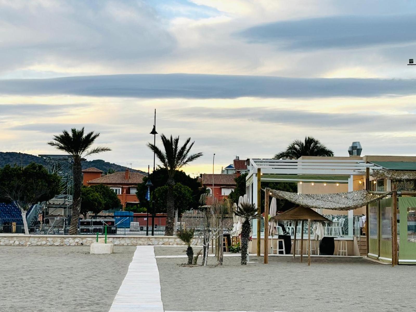 Chalet Con Piscina En Primera Linea De Playa *