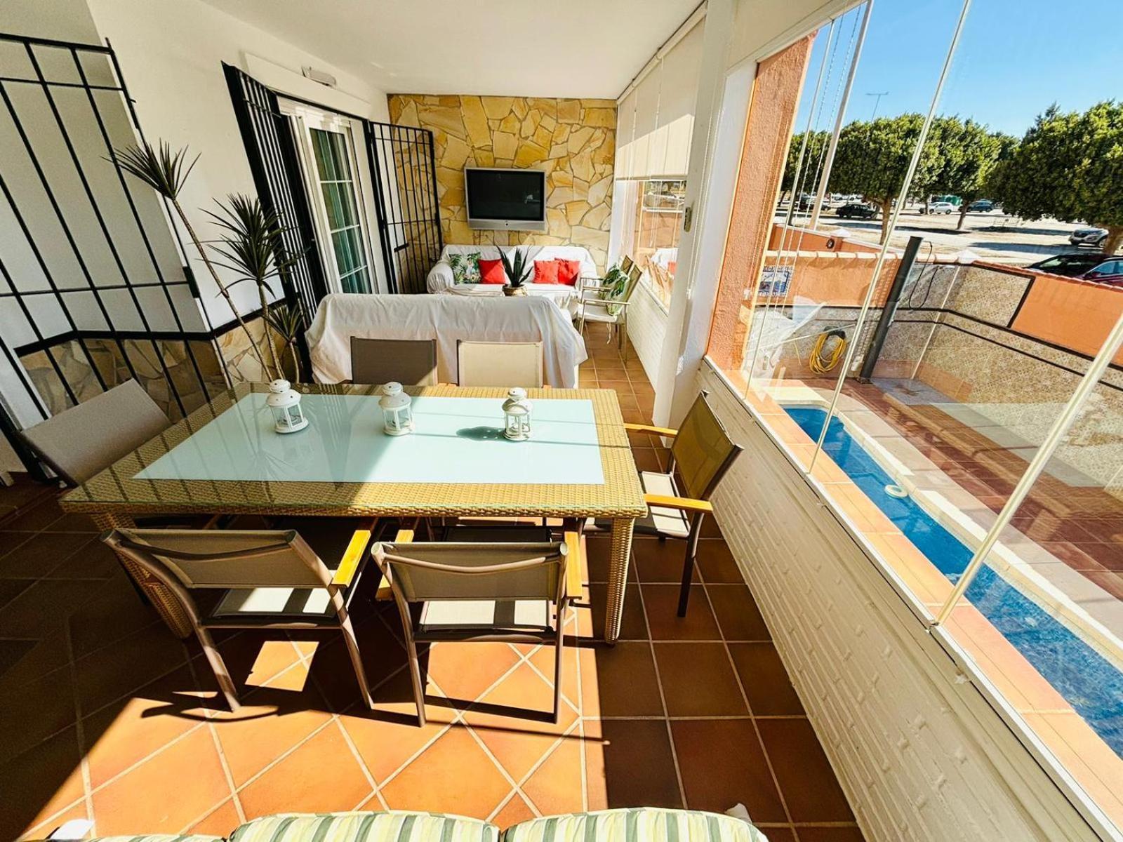 Chalet Con Piscina En Primera Linea De Playa