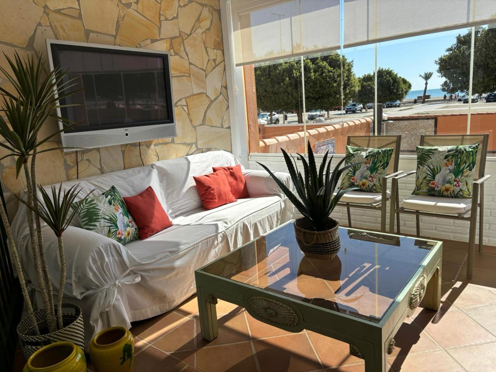 Chalet Con Piscina En Primera Linea De Playa Chalet