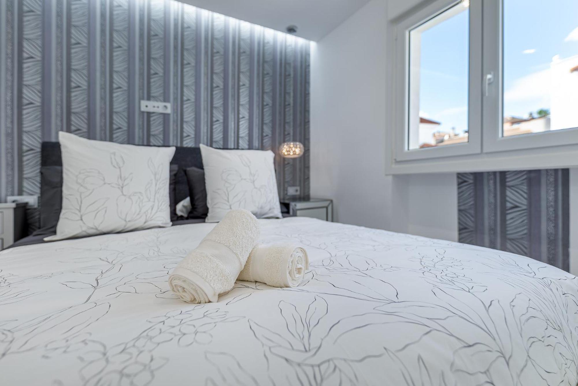 Apartamento With Terrace Attic Views *